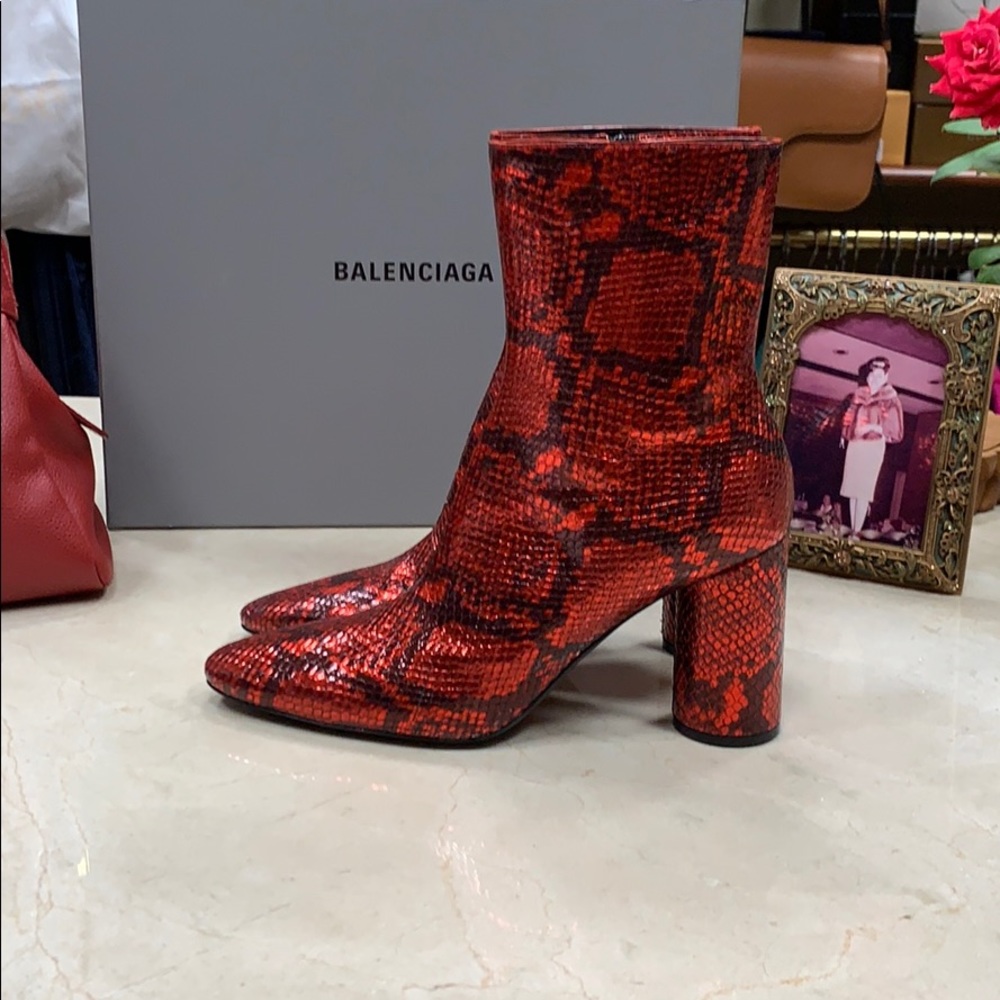 BALENCIAGA RED AND BLACK OVAL LEATHER SNAKESKIN BOOTIES ROUND HEEL SIZE 8.5 - Picture 3 of 10